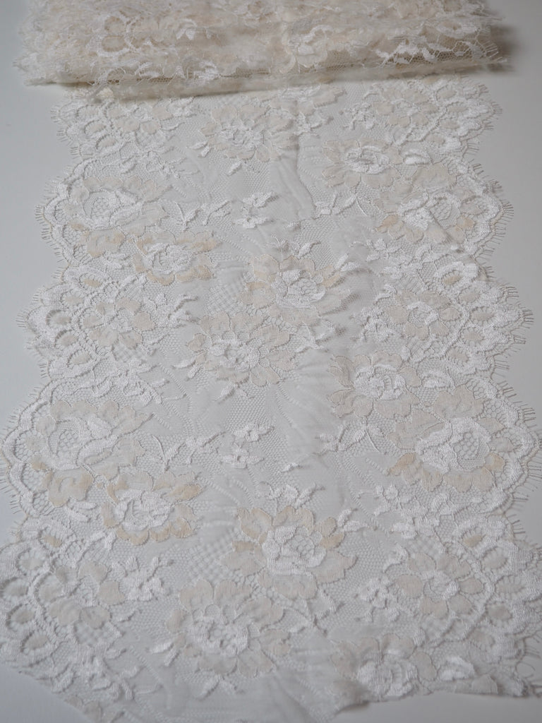 Cream Rose Scallop Lace Trim 23cm