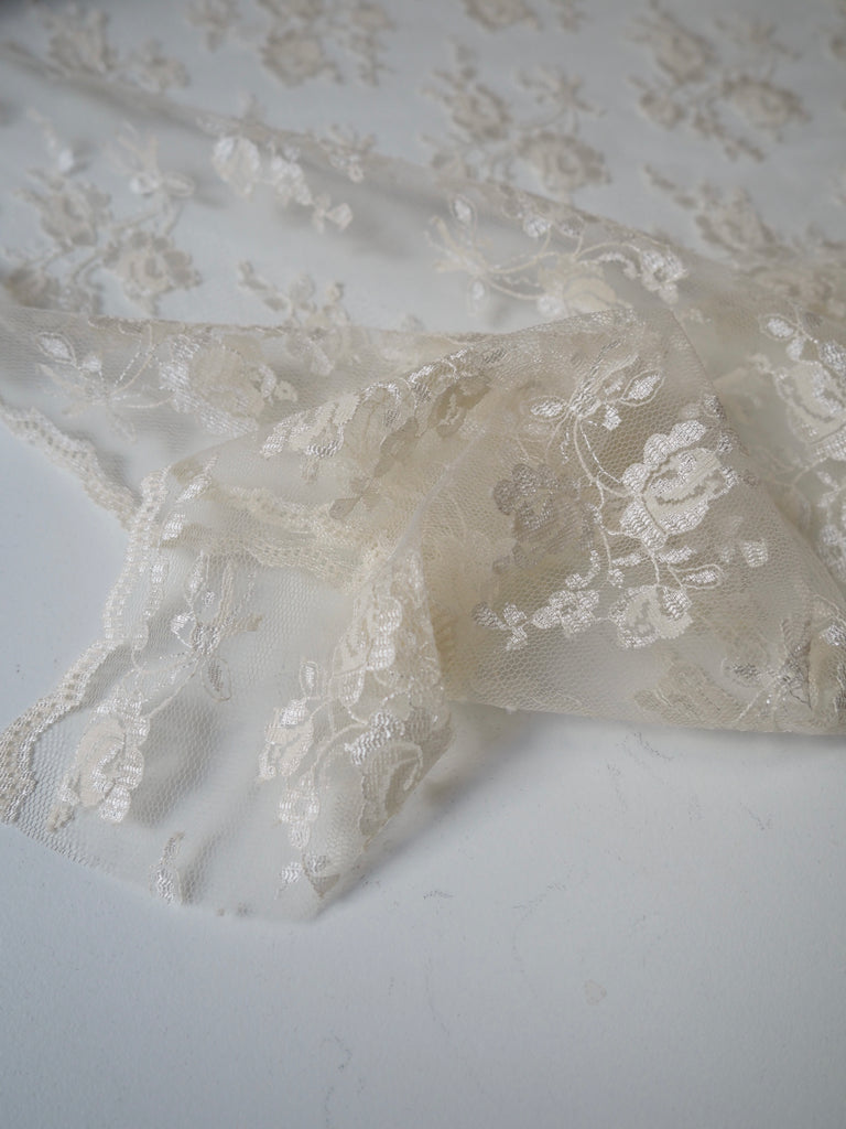 Antique Peony Bouquet Scallop Lace