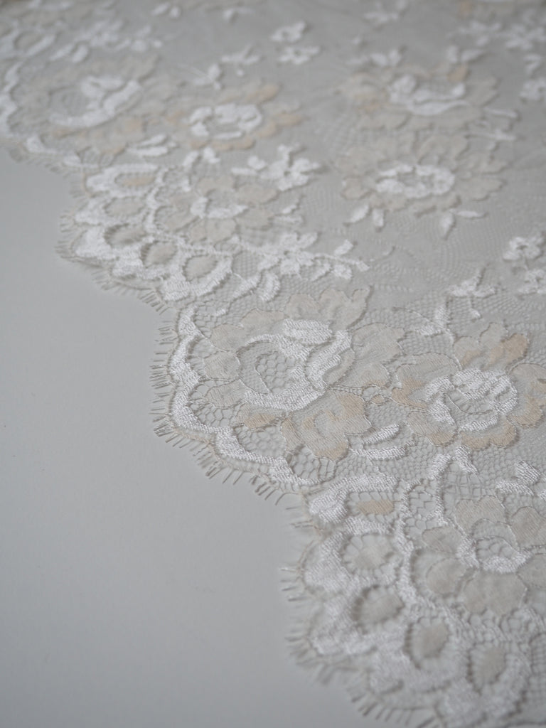 Cream Rose Scallop Lace Trim 23cm