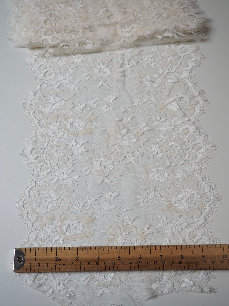 Cream Rose Scallop Lace Trim 23cm