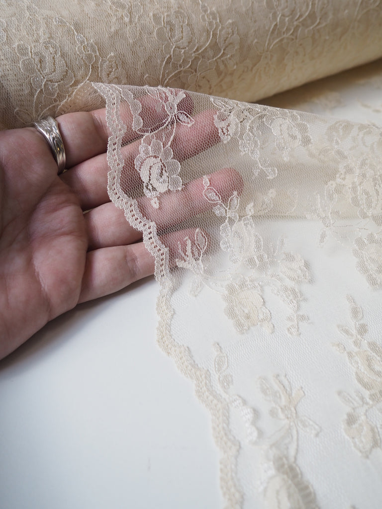 Antique Peony Bouquet Scallop Lace