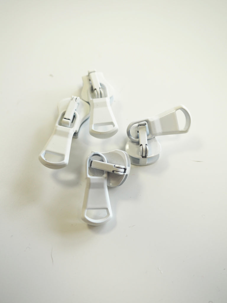 Lampo White Zipper Pull