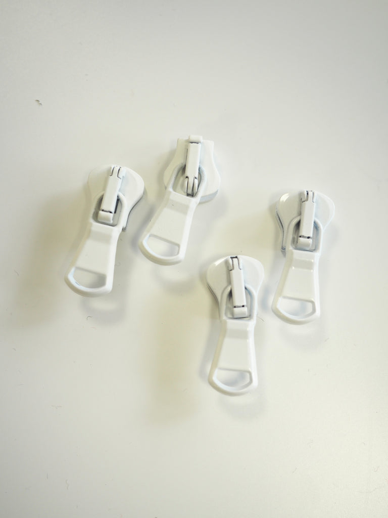 Lampo White Zipper Pull