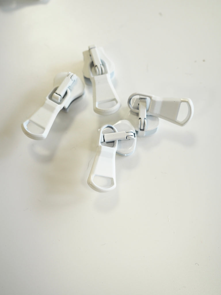 Lampo White Zipper Pull