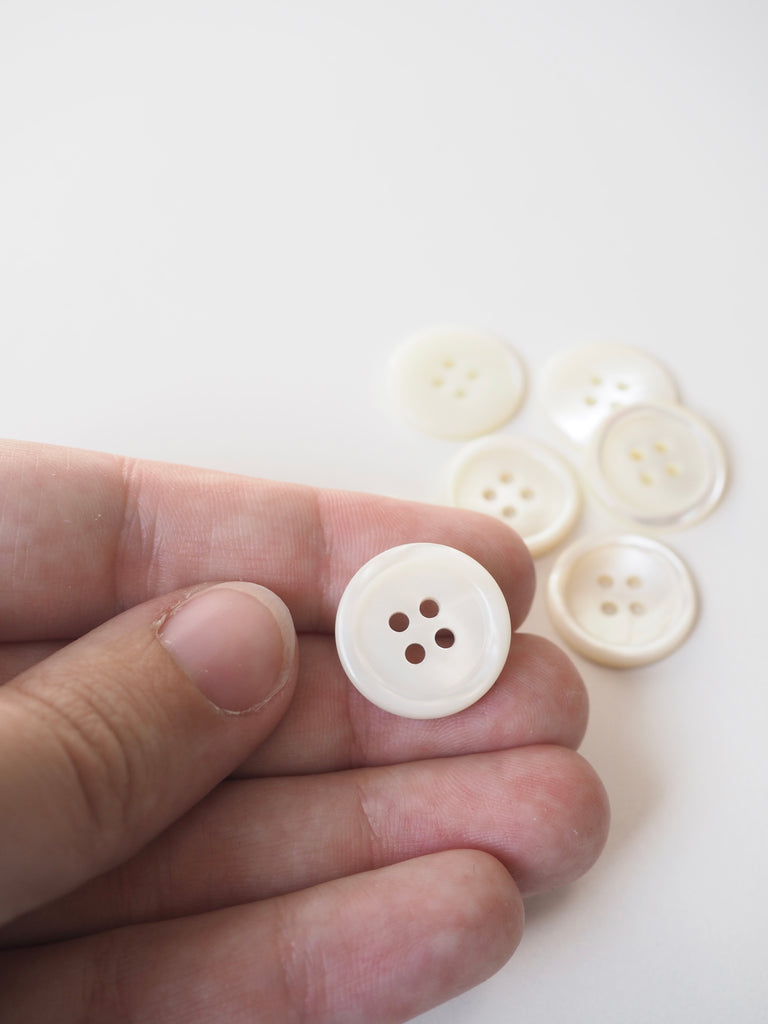 Shell Rimmed Buttons 19mm