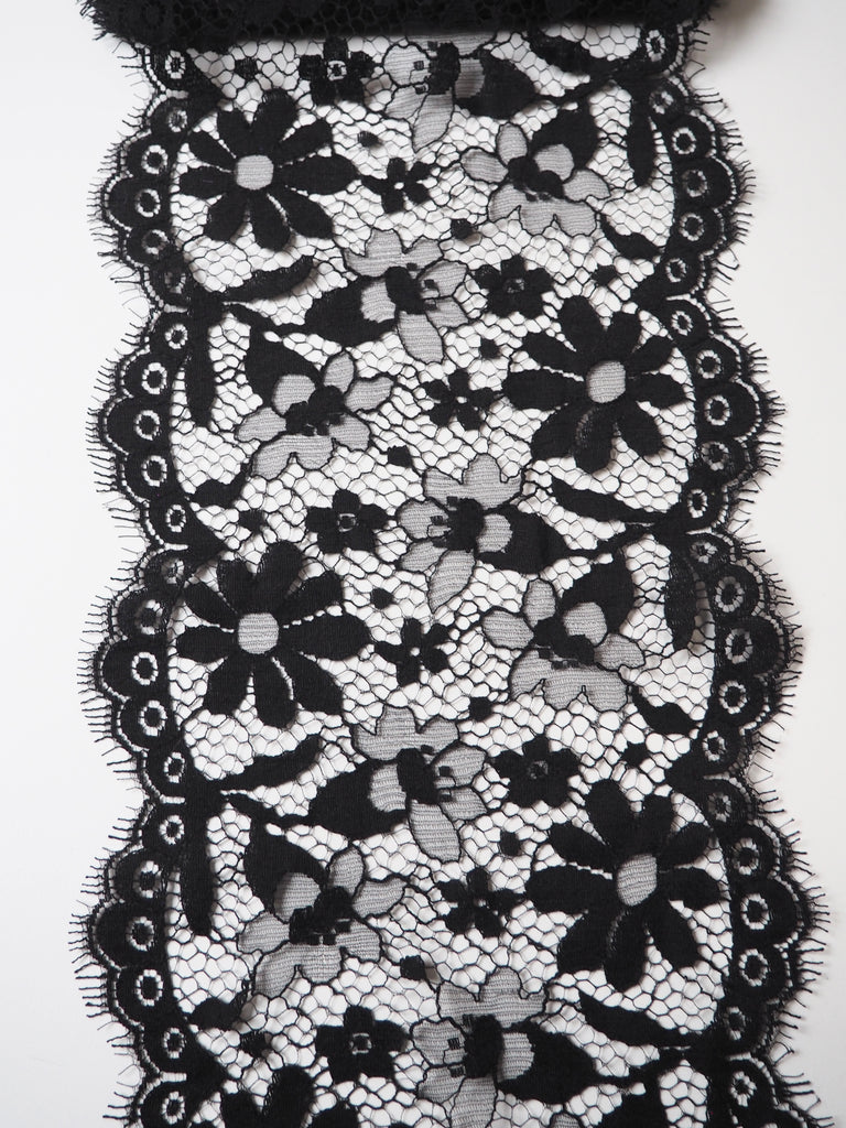 Black Daisy Scalloped Lace Trim 21cm