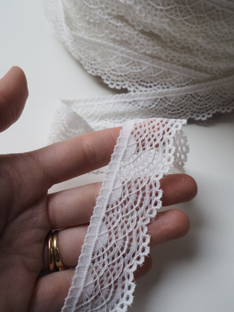 White Scalloped Stretch Lace Trim