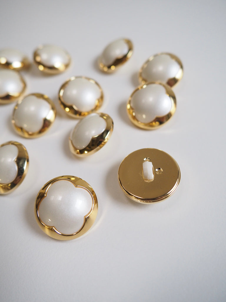 Flower Pearl and Gold Button 20mm