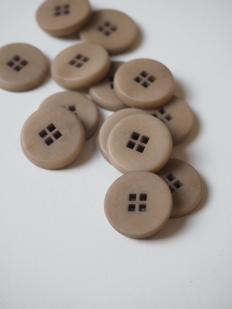 FOLK Square Hole Corozo Buttons 18mm/28L