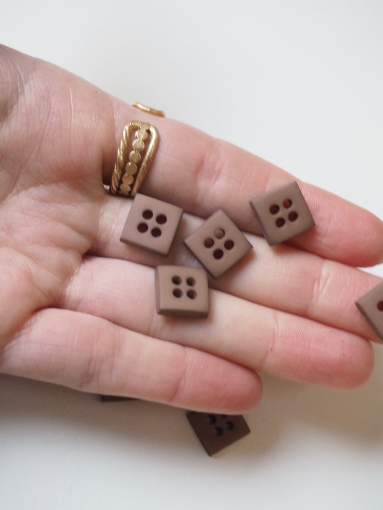 FOLK Square Buttons 15mm/24L