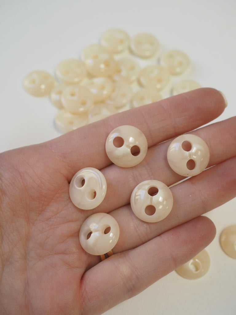 Oat Mottled Plastic Dome Button 15mm