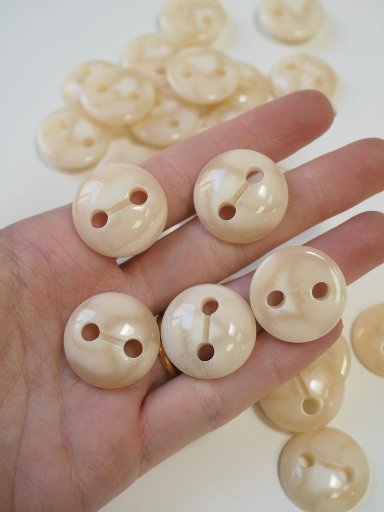 Oat Mottled Plastic Dome Button 22mm