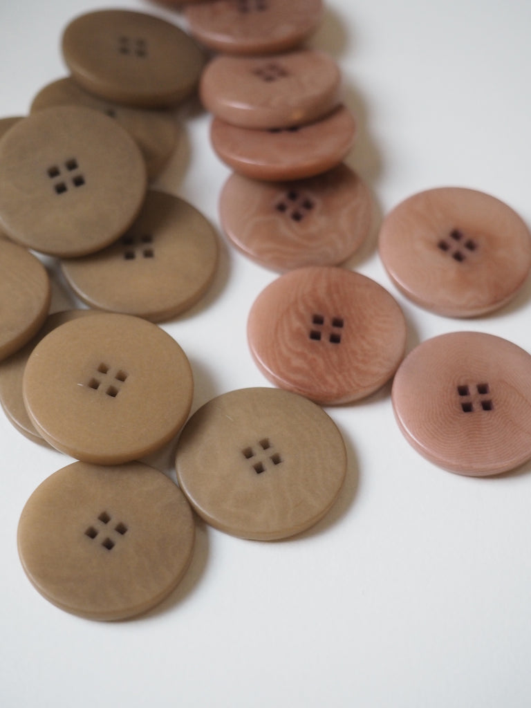 FOLK Square Hole Corozo Buttons 20mm/30L