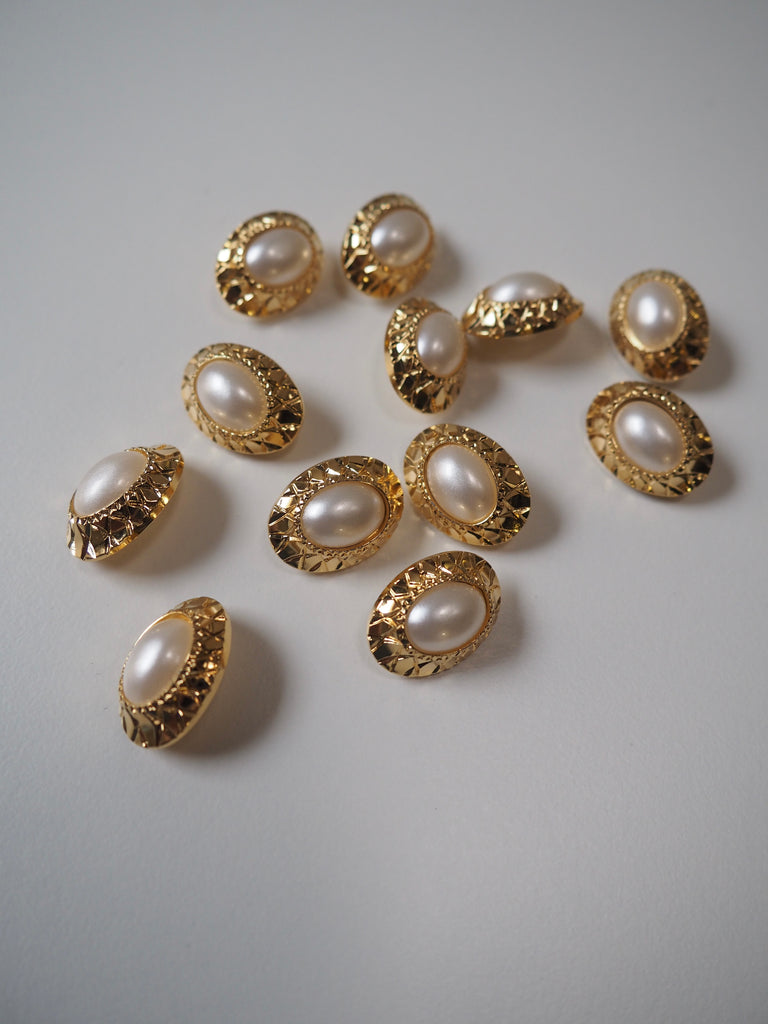 Oval Pearl and Gold Button 22mm