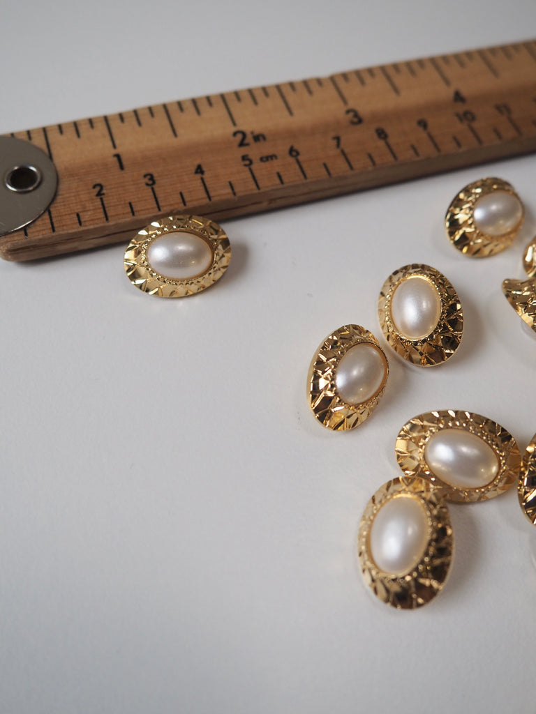 Oval Pearl and Gold Button 22mm