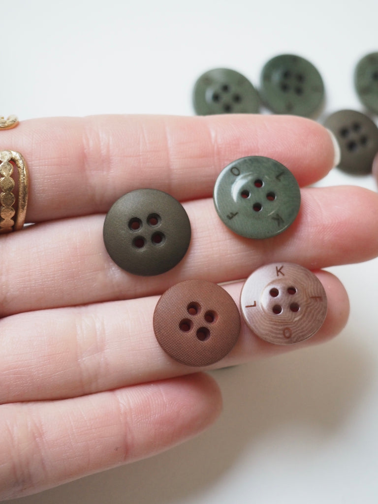 FOLK Engraved Corozo Buttons 15mm/24L