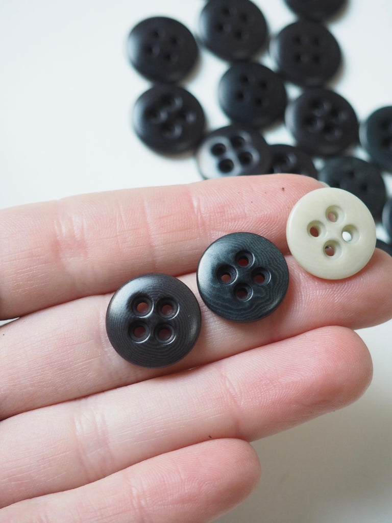 FOLK Sunken Hole Corozo Buttons 15mm/24L